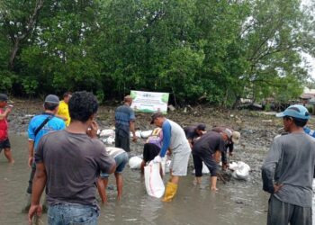 Warga Bunyu Kerja Bakti Bersihkan Bantaran Sungai Buaya