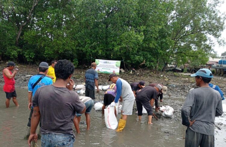 Warga Bunyu Kerja Bakti Bersihkan Bantaran Sungai Buaya