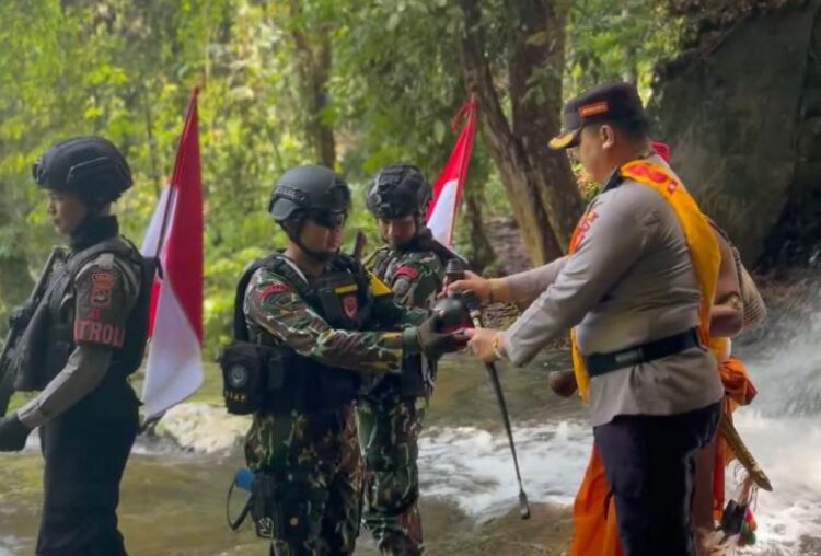 Pengambilan Air Suci di Gunung Rian Jelang Hari Bhayangkara Ke-77