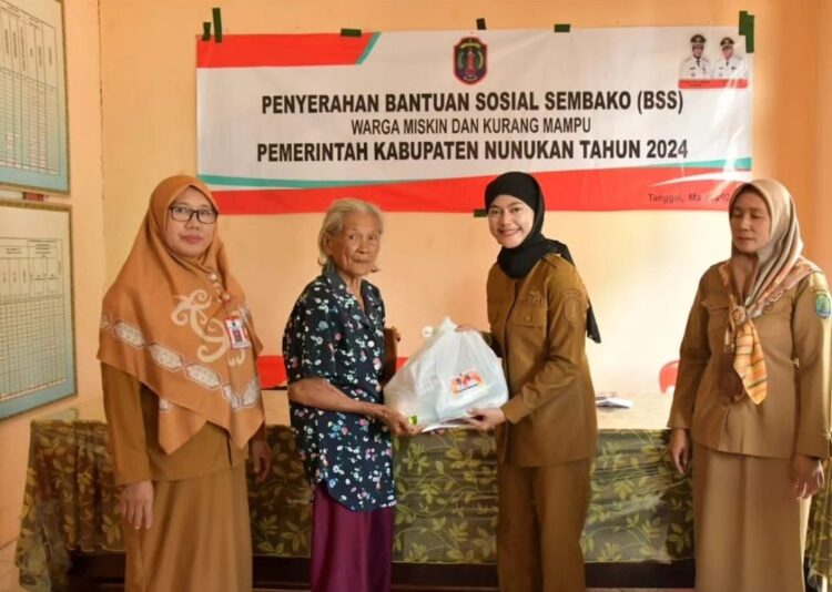 Bupati Laura Salurkan Bantuan Sembako Kepada Masyarakat Kurang Mampu