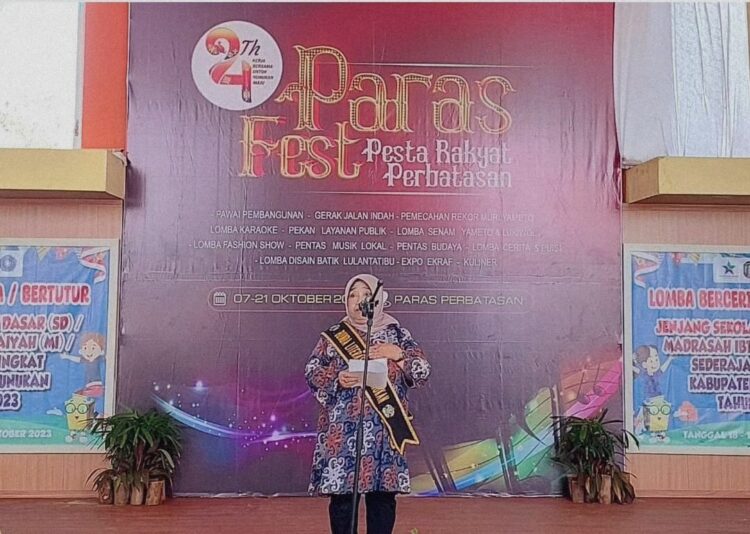 Bunda Literasi Kabupaten Nunukan Sri Kurtarwati Hanafiah saat membuka perlombaan