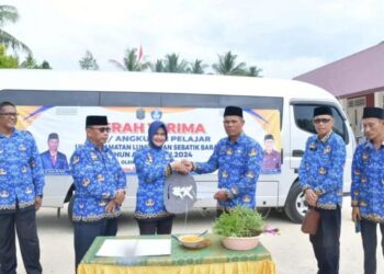 Serahkan Bus Angkutan Pelajar, Bupati Laura Minta Fasilitas Dirawat