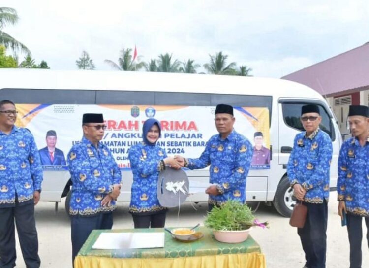 Serahkan Bus Angkutan Pelajar, Bupati Laura Minta Fasilitas Dirawat