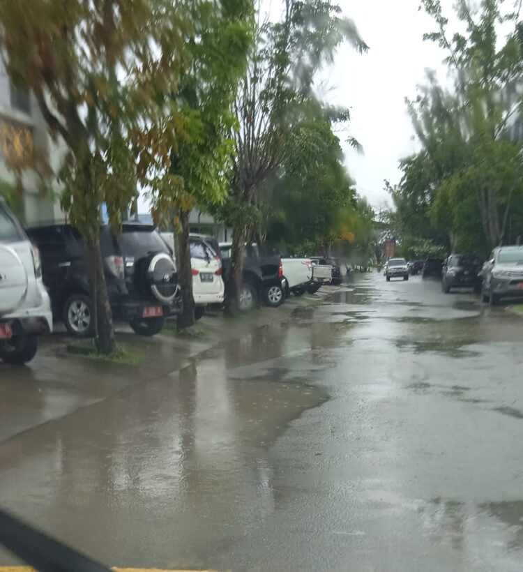 Hujan Sebentar, Ruas Jalan Rambutan Mulai Tergenang