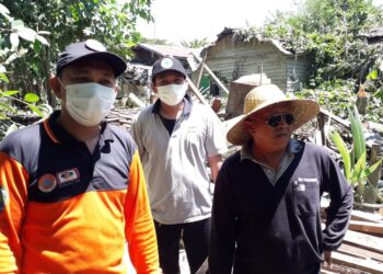 Angin Kencang Semalam, Rumah Warga Tertimpa Pohon  Besar