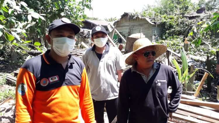 Angin Kencang Semalam, Rumah Warga Tertimpa Pohon  Besar
