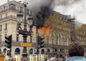 Sebuah Gedung di Dekat Place de L’Opera, Pusat Kota Paris Terbakar