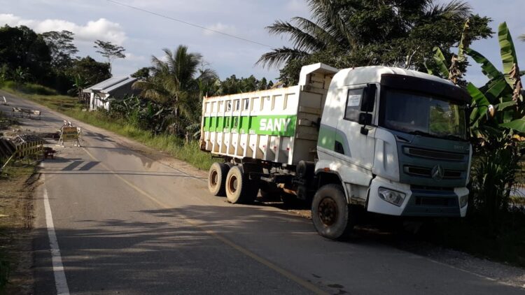 Dump Truck Macet, Pengendara di Jalan Poros Kaltara Terganggu