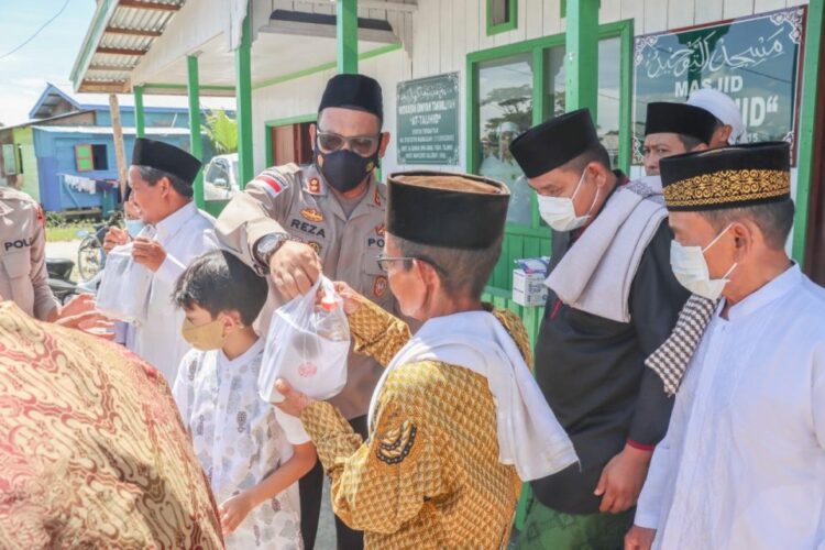 Jumat Berkah, Kapolres Malinau Bagikan Langsung Nasi Kotak pada Jemaah