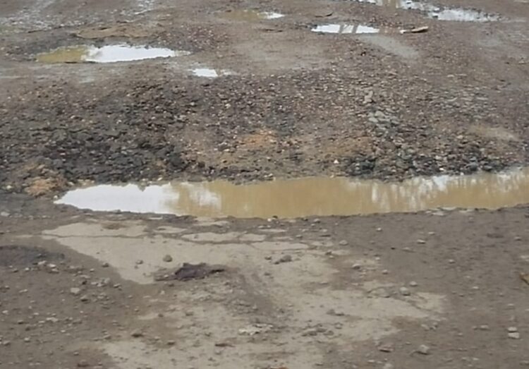 Jalan Berbahaya di Tikungan Gn Seriang, Ruas Jalan Berlubang dan Terhampar Kerikil