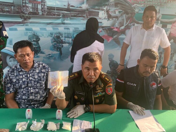 Terduga pelaku pemabwa sabu berinisial SR saat ditampilkan dalam rilis Kodim 0907/Tarakan