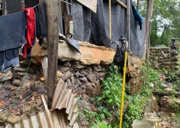 Akibat Buruknya Drainase, Rumah Warga Nyaris Roboh