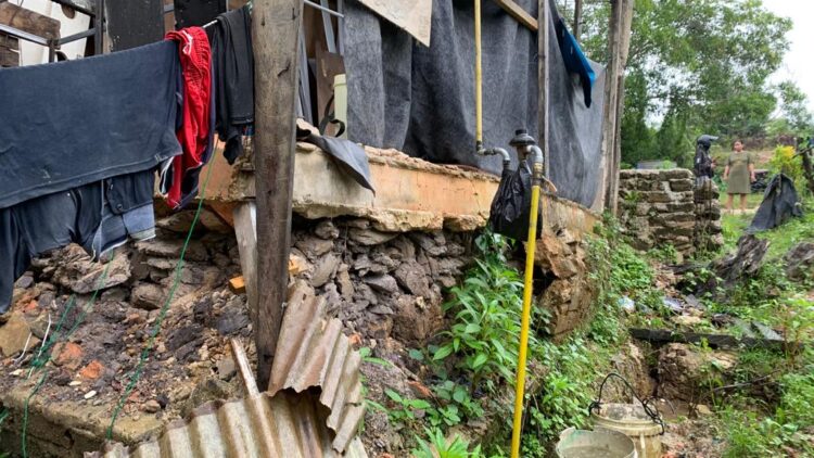 Akibat Buruknya Drainase, Rumah Warga Nyaris Roboh