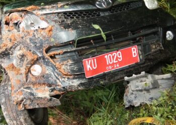 Sopir Hilang Kendali, Mobil Plat Merah Masuk Parit di Jalan Poros Sekatak
