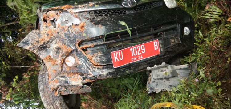 Sopir Hilang Kendali, Mobil Plat Merah Masuk Parit di Jalan Poros Sekatak