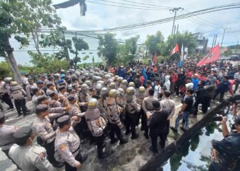 Pelantikan 30 Anggota DPRD Tarakan Diwarnai Aksi Demo Mahasiswa