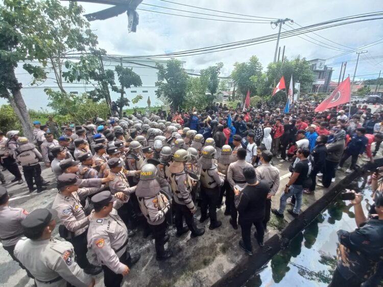 Pelantikan 30 Anggota DPRD Tarakan Diwarnai Aksi Demo Mahasiswa