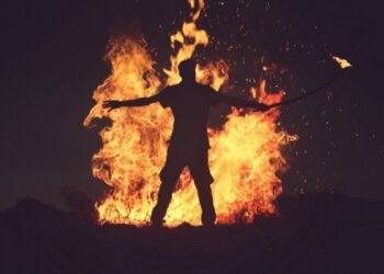 Mampus! Belasan Anggota Geng Dibakar Hidup-hidup oleh Warga yang Murka