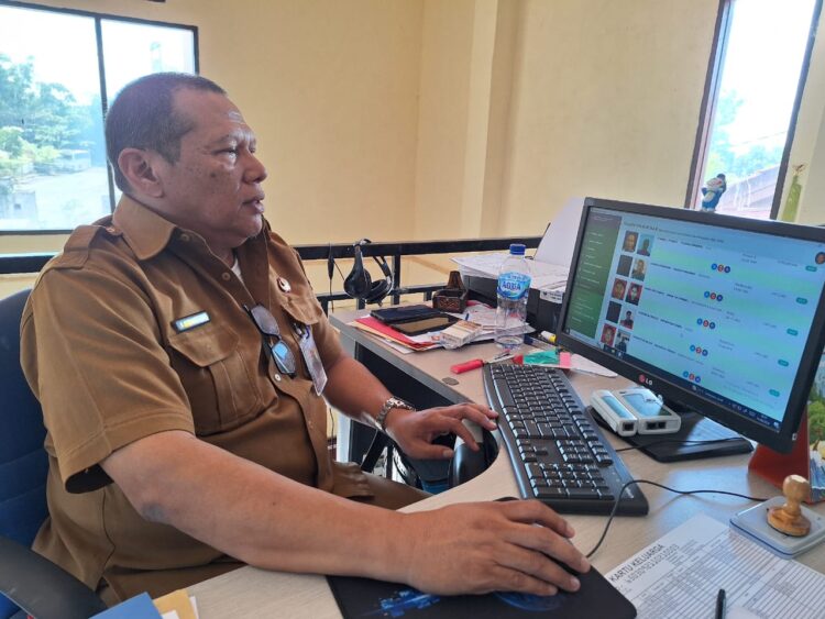 Disdukcapil Kabupaten Nunukan melakukan pelayanan dokumen dan administrasi kependudukan di Sebatik (FOTO : SIMP4TIK.News)