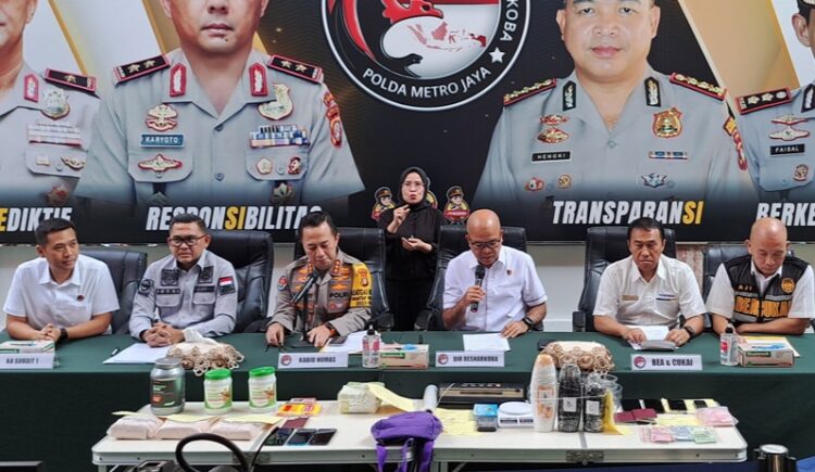 Bawa Kokain Cair Pakai Botol Shampo, Dua WNA Asal Portugal Diringkus