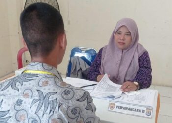 Psikolog sekaligus Dosen UBT, Nazwa Manurung saat melakukan wawancara pada penerimaan calon siswa Polda Kaltara