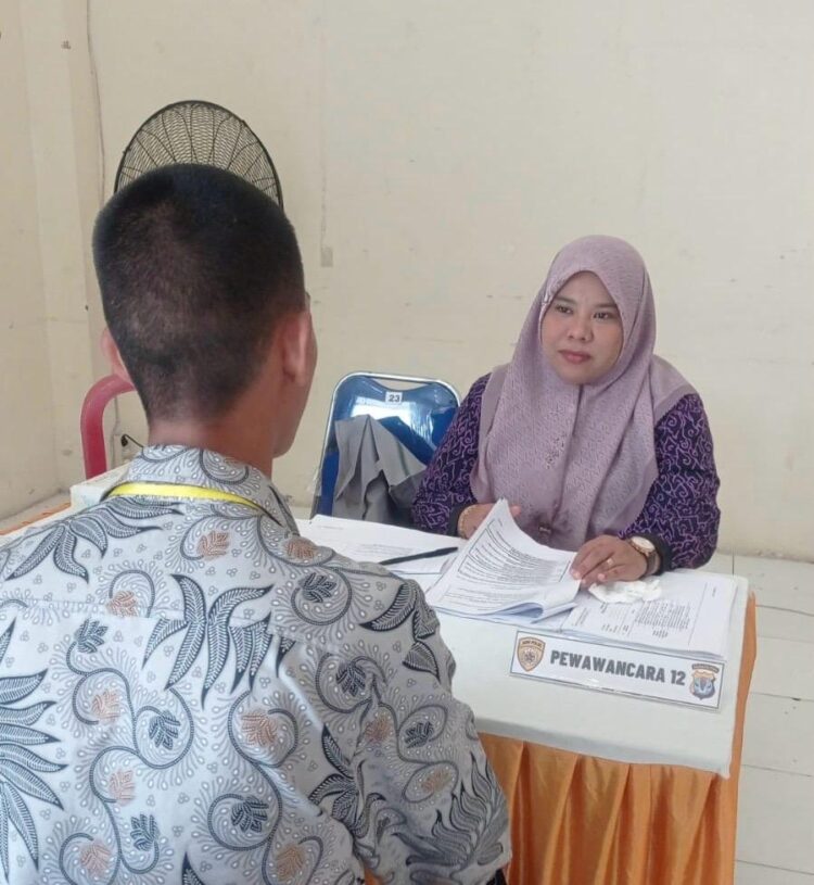 Psikolog sekaligus Dosen UBT, Nazwa Manurung saat melakukan wawancara pada penerimaan calon siswa Polda Kaltara