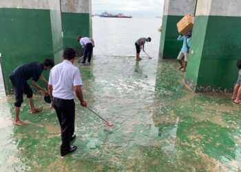 Berlumut, DISHUB Bersihkan Lantai Dermaga Pelabuhan Tengkayu 1