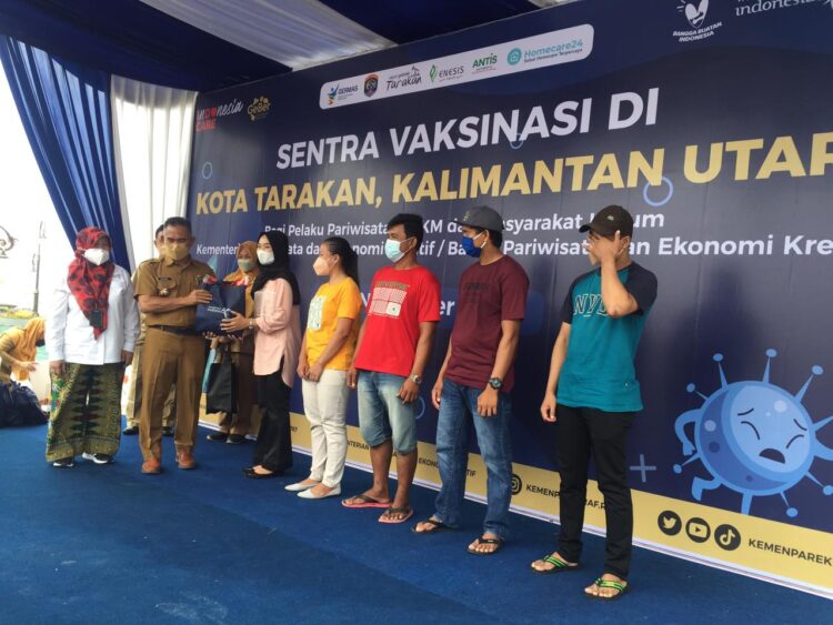 Kemenparekraf Vaksinisasi di Pantai Amal, Bagikan 1000 Vaksin