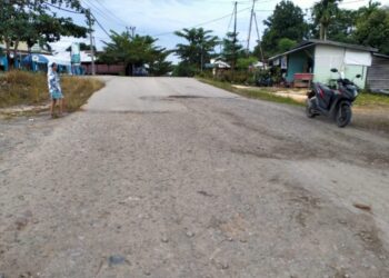 Jalan Berlubang dan Berkerikil Menuju SMK 3 Tanjung Selor, Rawan Kecelakaan.