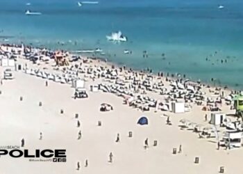 Helikopter Menabrak Ombak di Pantai Miami