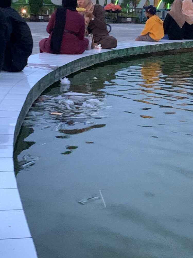 Sampah Plastik Cemari Taman Berkampung