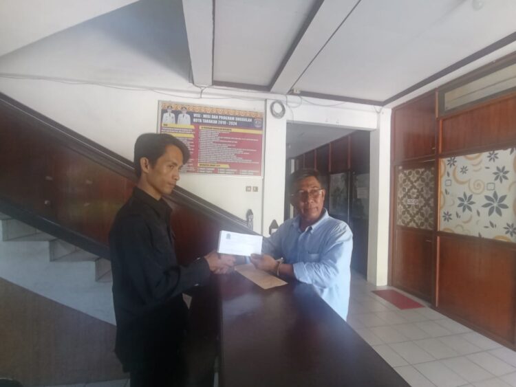 Sekretaris FKKRT Kota Tarakan, Zainuddin Umar mengantar surat permintaan RDP
