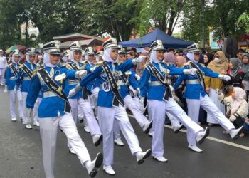 Salah satu peserta Lomba Gerak Jalan Indah saat menunjukkan aksi baris berbarisnya .