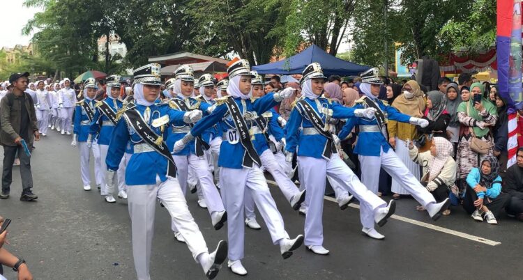 Salah satu peserta Lomba Gerak Jalan Indah saat menunjukkan aksi baris berbarisnya .