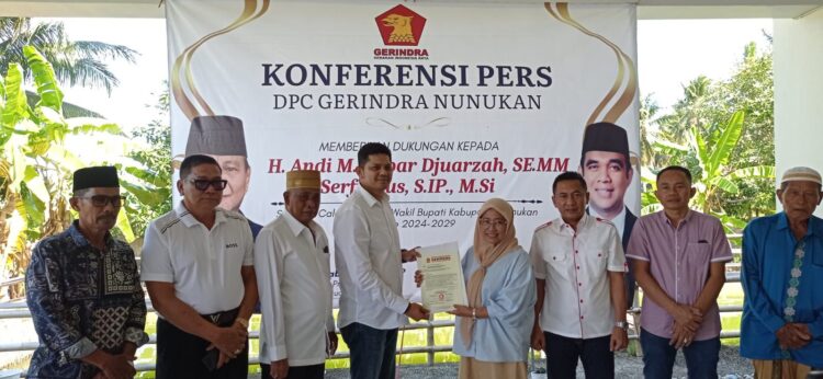 Bakal calon Bupati Nunukan, H. Andi M. Akbar saat menerima surat rekomendasi dari Partai Gerindra (Istimewa)
