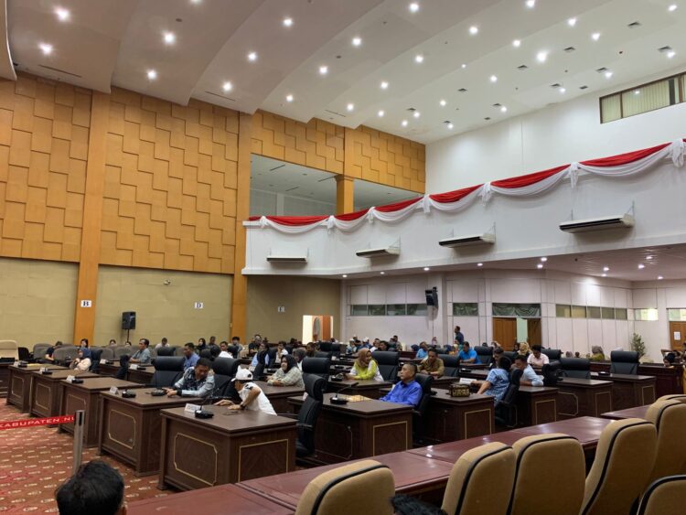 Suasana Gladi Resik di Ruang Rapat Paripurna DPRD Kabupaten Nunukan.