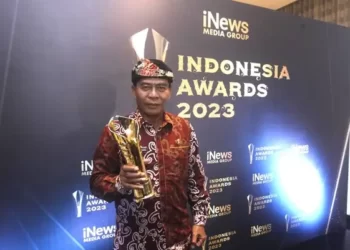 Gubernur Kalimantan Utara Zainal Arifin Paliwang mewakili Pemprov Kaltara menerima penghargaan Indonesia Awards 2023. (Foto: dok iNews Media Group)