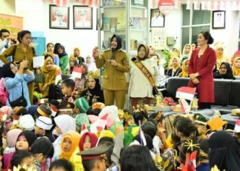 Bupati Laura saat merayakan HAN ke-40 bersama ratusan anak-anak Nunukan (FOTO: Humas Pemkab Nunukan)