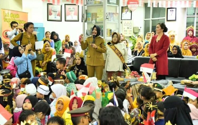Bupati Laura saat merayakan HAN ke-40 bersama ratusan anak-anak Nunukan (FOTO: Humas Pemkab Nunukan)