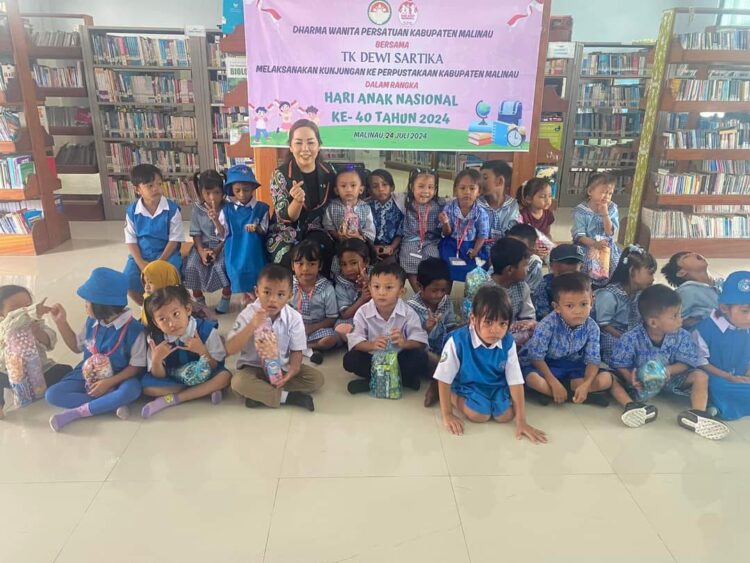 Hari Anak Nasional, DW Persatuan Malinau Ajak Anak TK Kunjungi Perpustakaan