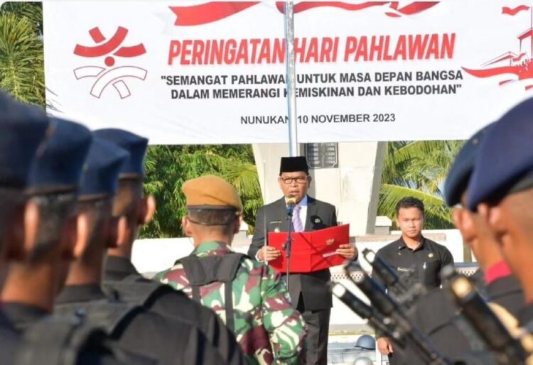 Wakil Bupati Nunukan H. Hanafiah menjadi Inspektur Upacara (Irup) pada Peringatan Hari Pahlawan ke 78 (FOTO : Humas Pemkab Nunukan)