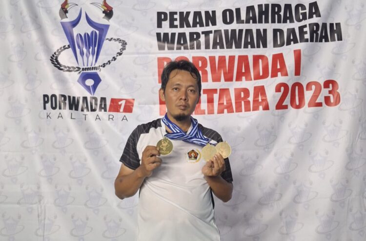 Hendi Rustandi saat memperlihatkan medali emas yang diraihnya