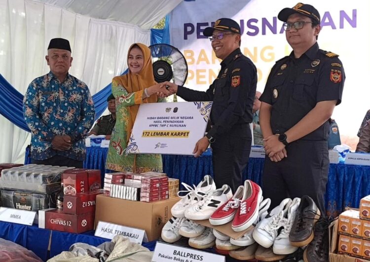 Bupati Laura Hadiri Acara Hibah dan Pemusnahan Hasil Penindakan Bea Cukai