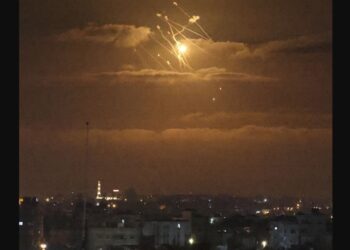 Mencekam! Ini Foto-foto Pertempuran Rudal Hamas vs Iron Dome Israel di Gaza