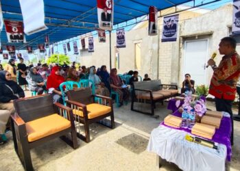 Khairul saat menemui warga Jalan Damai Bakti, RT 16, Kelurahan Harapan, Kecamatan Tarakan Barat. (Istimewa)