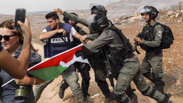 Israel Brutal ke Insan Pers, Sudah 16 Jurnalis Palestina Dijebloskan ke Penjara