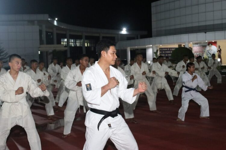 Ada Lawan Kah? Nih Potret Kapolda Kaltara Irjen Daniel Latihan Karate