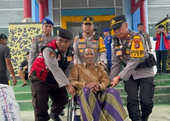 Kapolres Tarakan Bantu Pemudik di Pelabuhan Tengkayu I