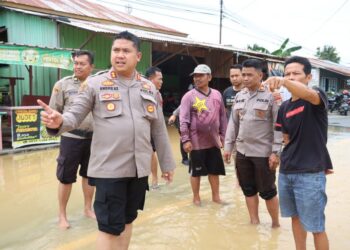 Potret Kapolres Malinau AKBP Andreas Pantau Lokasi Banjir sampai Rela Gulung Celana