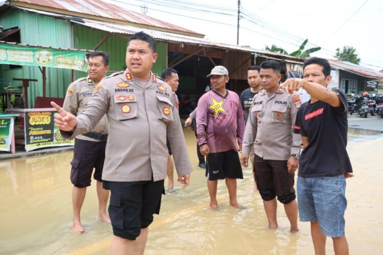 Potret Kapolres Malinau AKBP Andreas Pantau Lokasi Banjir sampai Rela Gulung Celana